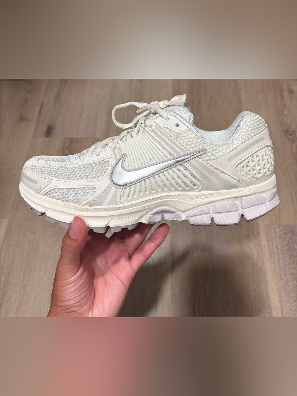 NEW without tags Nike Zoom Vomero Cream and Silver Running Sneakers